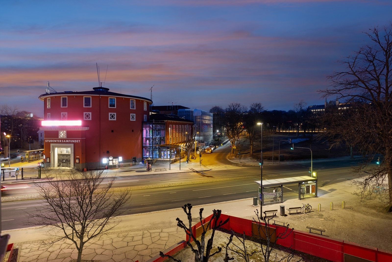 Studentersamfunnet er en populær destinasjon for studenter og ligger rett over veien fra bygården Galleribilde