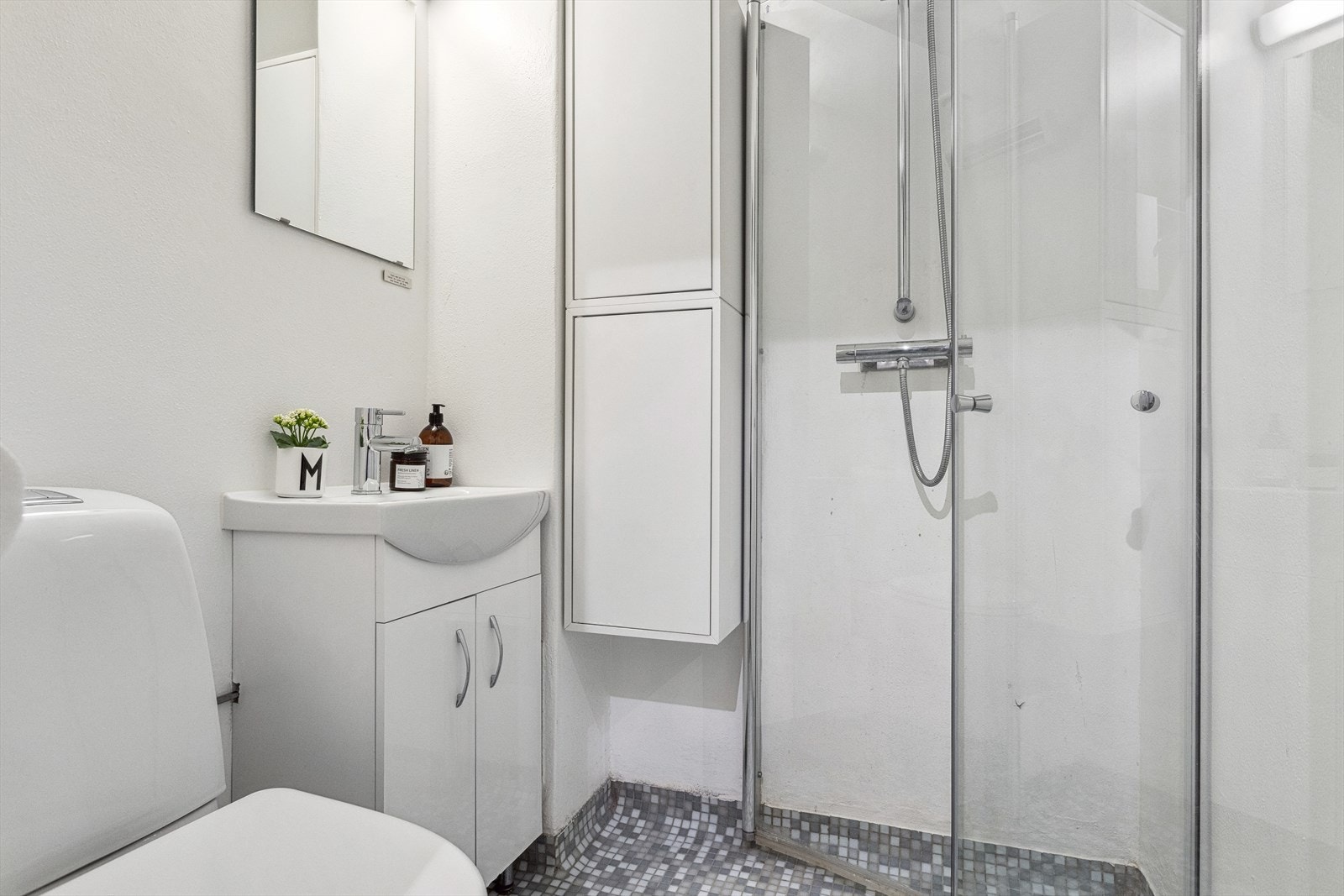 Badet er på 2,3 m² og har baderomsinnredning fra 2019 Galleribilde