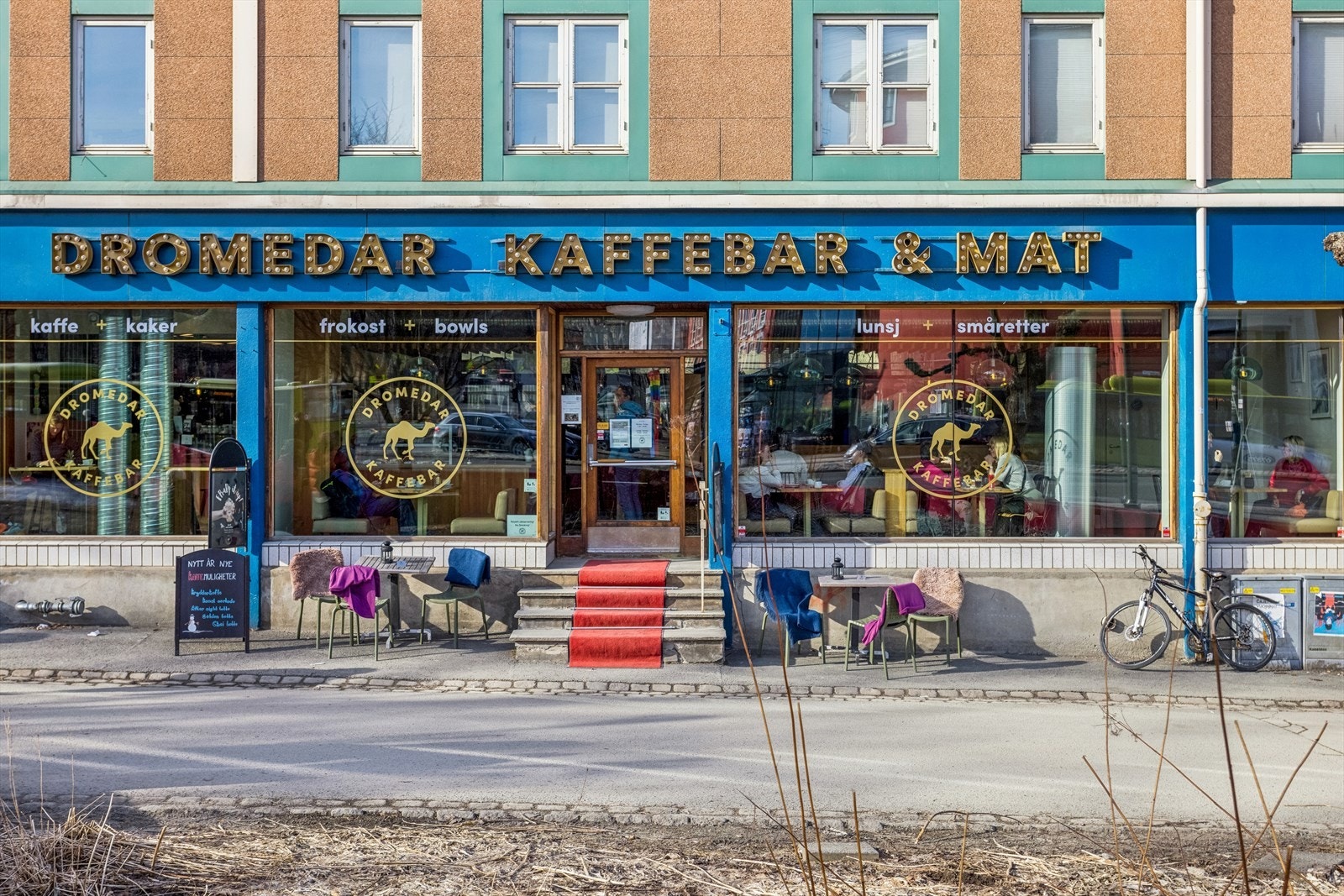 Hyggelig café i samme bygg som leiligheten Galleribilde