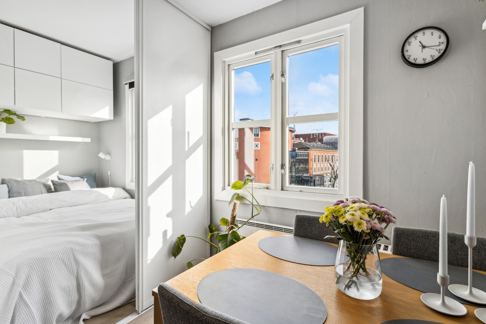 Skyvedører til sovealkove er plassbesparende og avgrenser soveområde med stuen Galleribilde