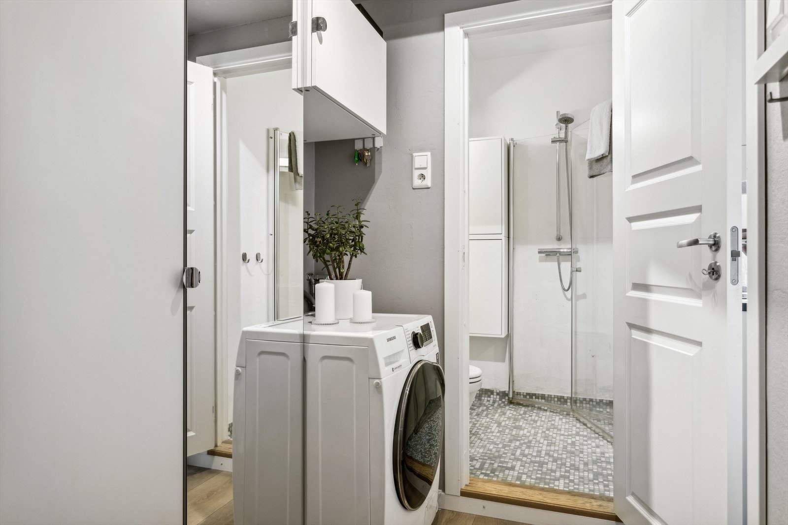 Opplegg til vaskemaskin rett utenfor badet, i tillegg er det felles vaskekjeller Galleribilde