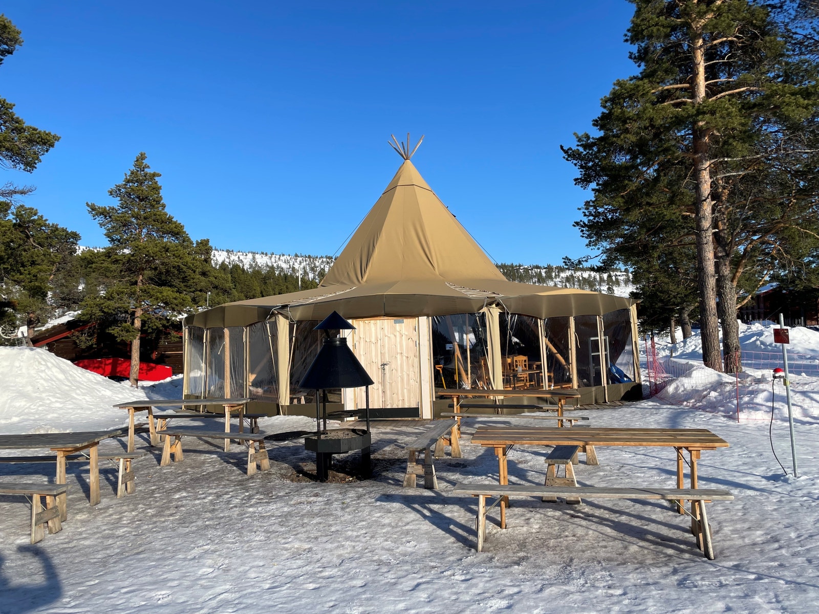 Det er en stor og varm lavo i alpinbakken med servering i helger og ferier Galleribilde