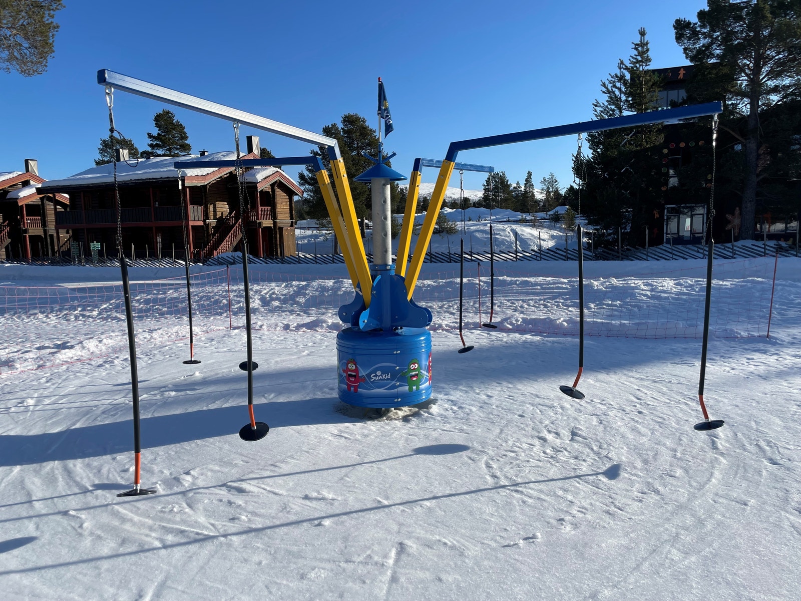 Barnabekken på Savalen har blant annet en morsom karusell Galleribilde