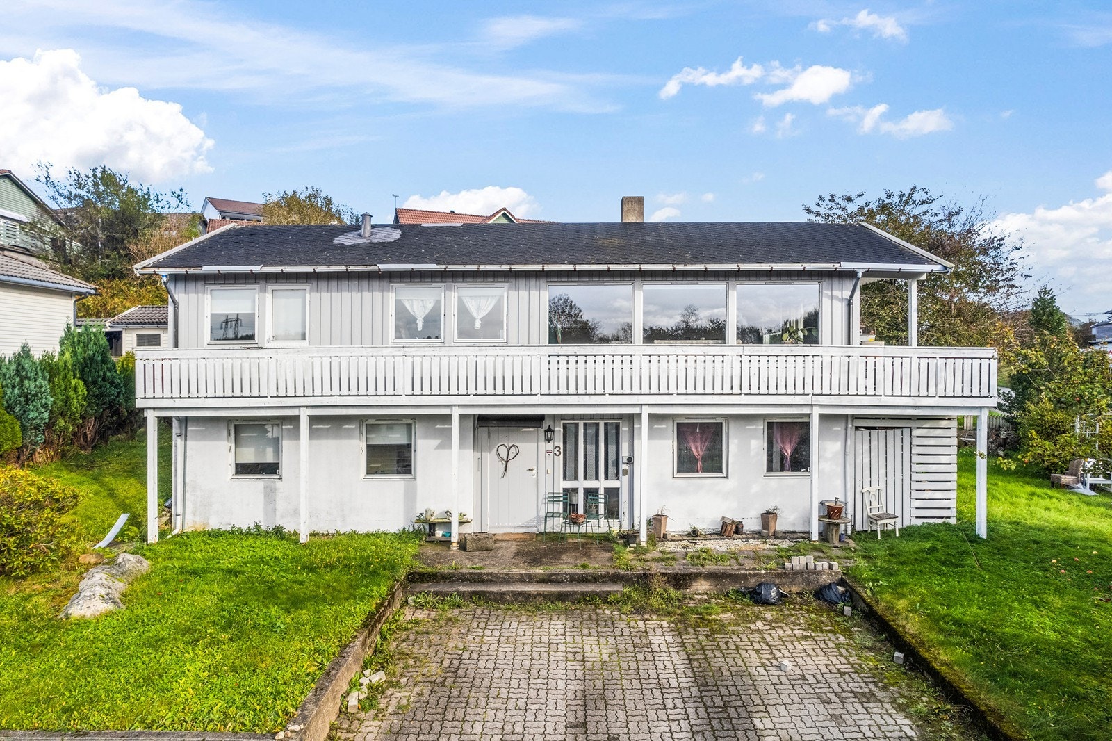 Eiendommen ligger i et veletablerte boligfelt på Hauglia med kort vei til skole og barnehage. Gode solforhold og fine turmuligheter med lysløype ved Mosvoldtjernet. Galleribilde
