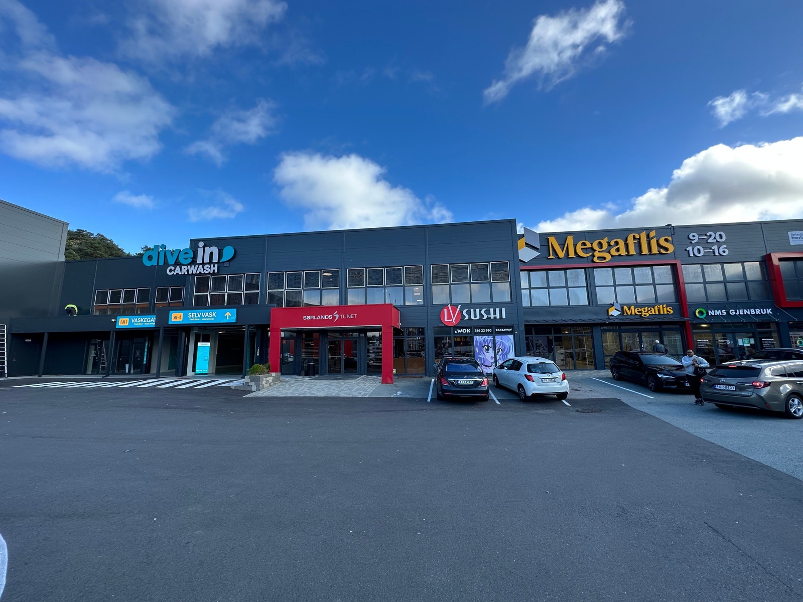 Fasade - Hovedinngang kontordel. Galleribilde