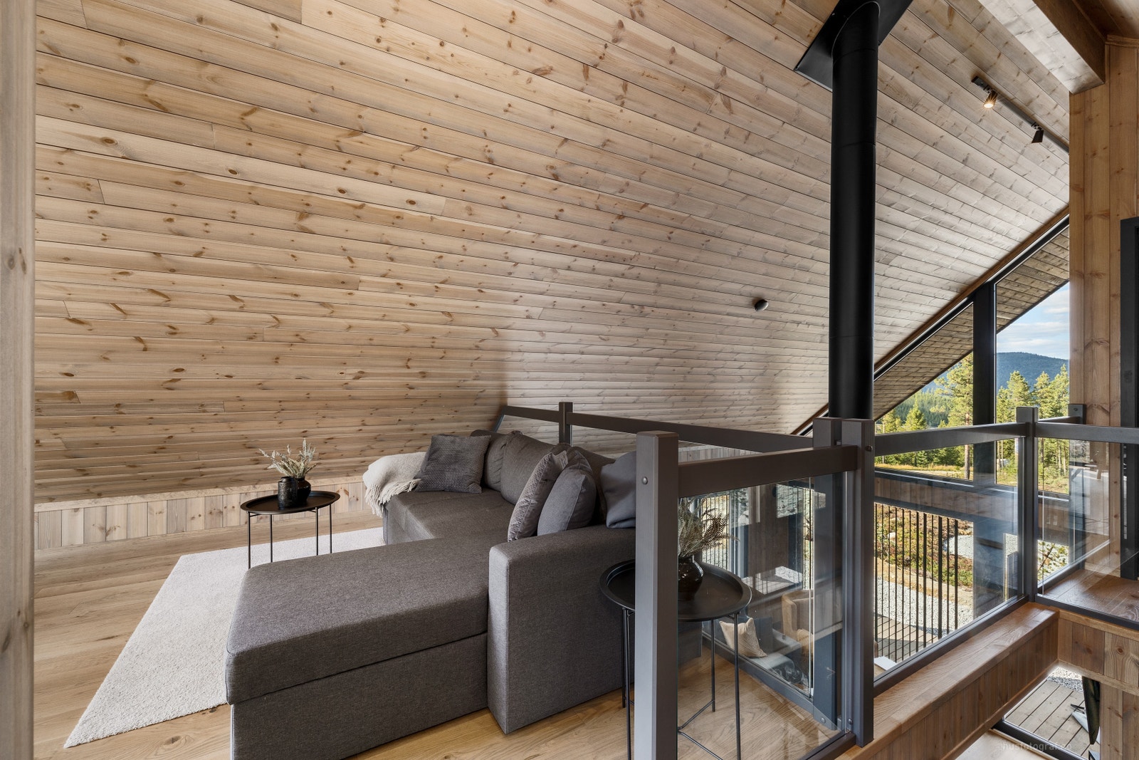 Hyggelig TV-stue og lagringsplass i 2.etasje. Lekkert glassrekkverk på samtlige hemser Galleribilde