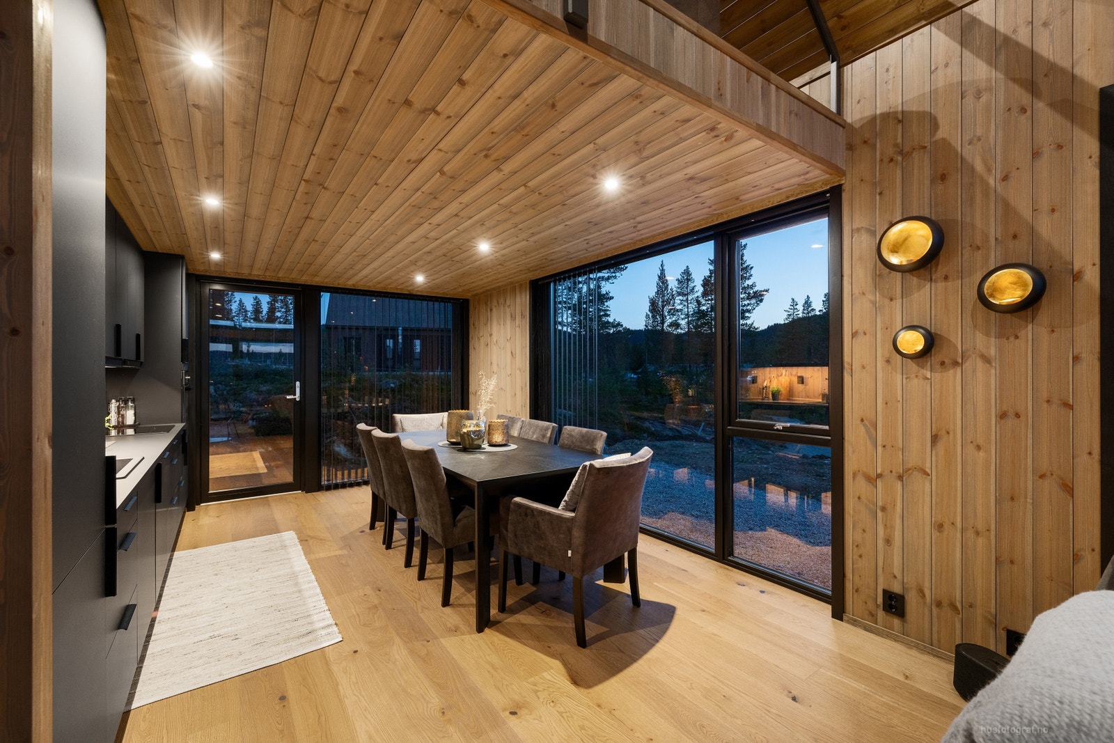 Romslig kjøkken med trivelig spiseplass. Her er det plass til langbord Galleribilde