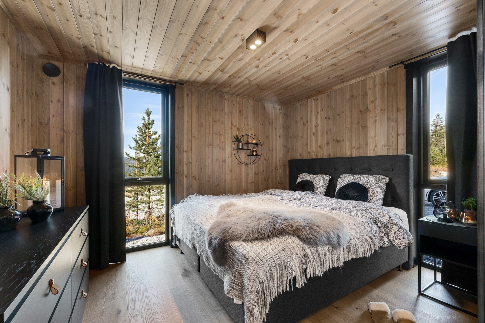 Romslig soverom i 1. etasje Galleribilde