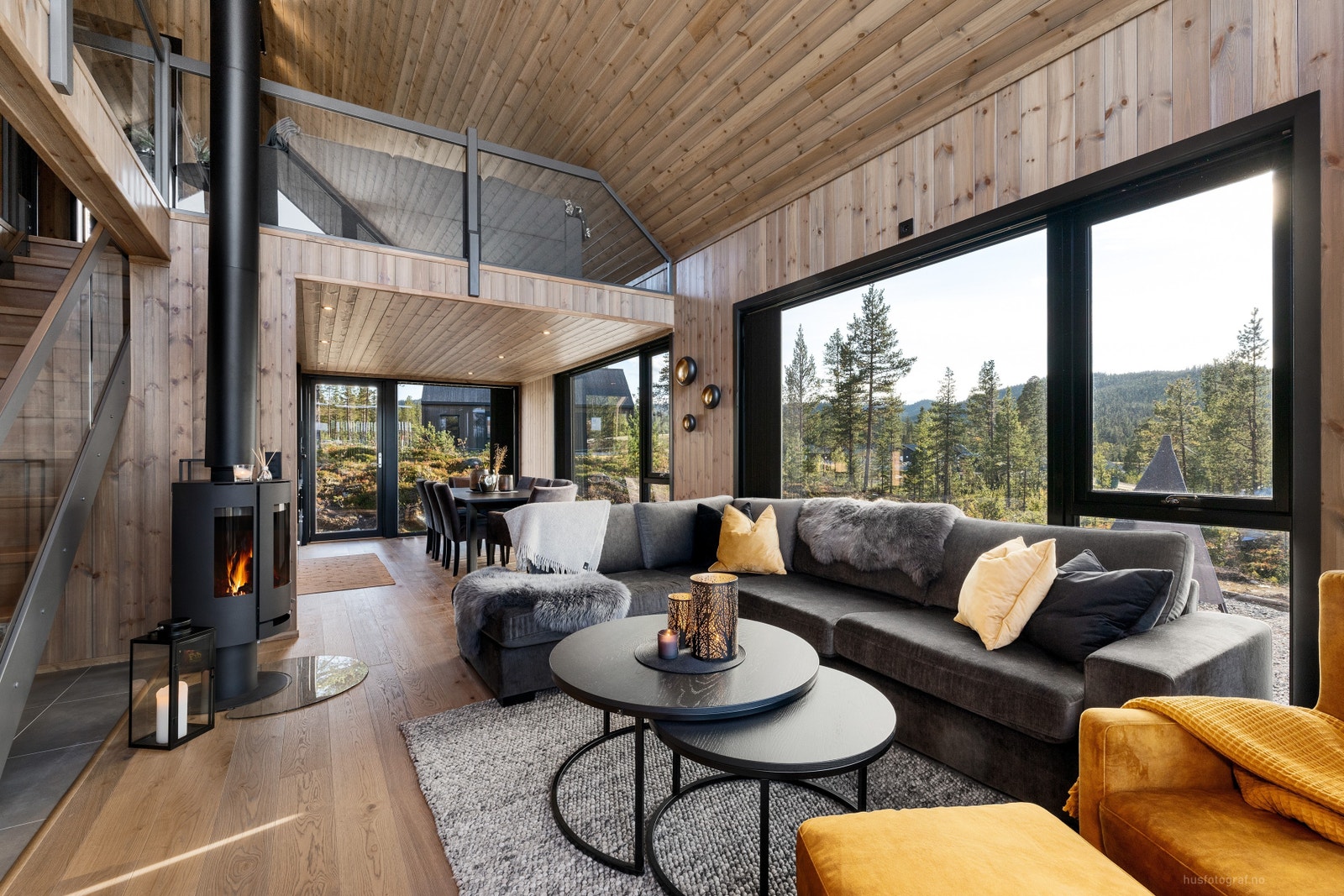 Legg merke til detaljene, som listverk, behandlet treverk, Elko+ brytere, enstavns eikeparkett, glassrekkverk, og downlight Galleribilde