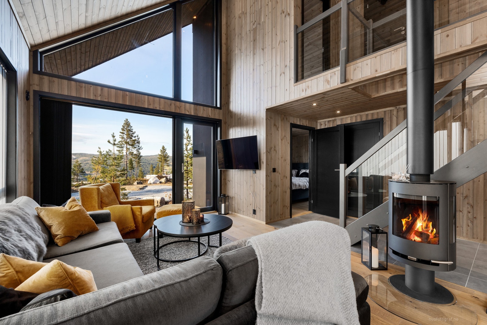 Gjennomført og gjennomgående kvalitet. Blant annet sorte karmer rundt vindu og dører, samt sort Elko+ Galleribilde