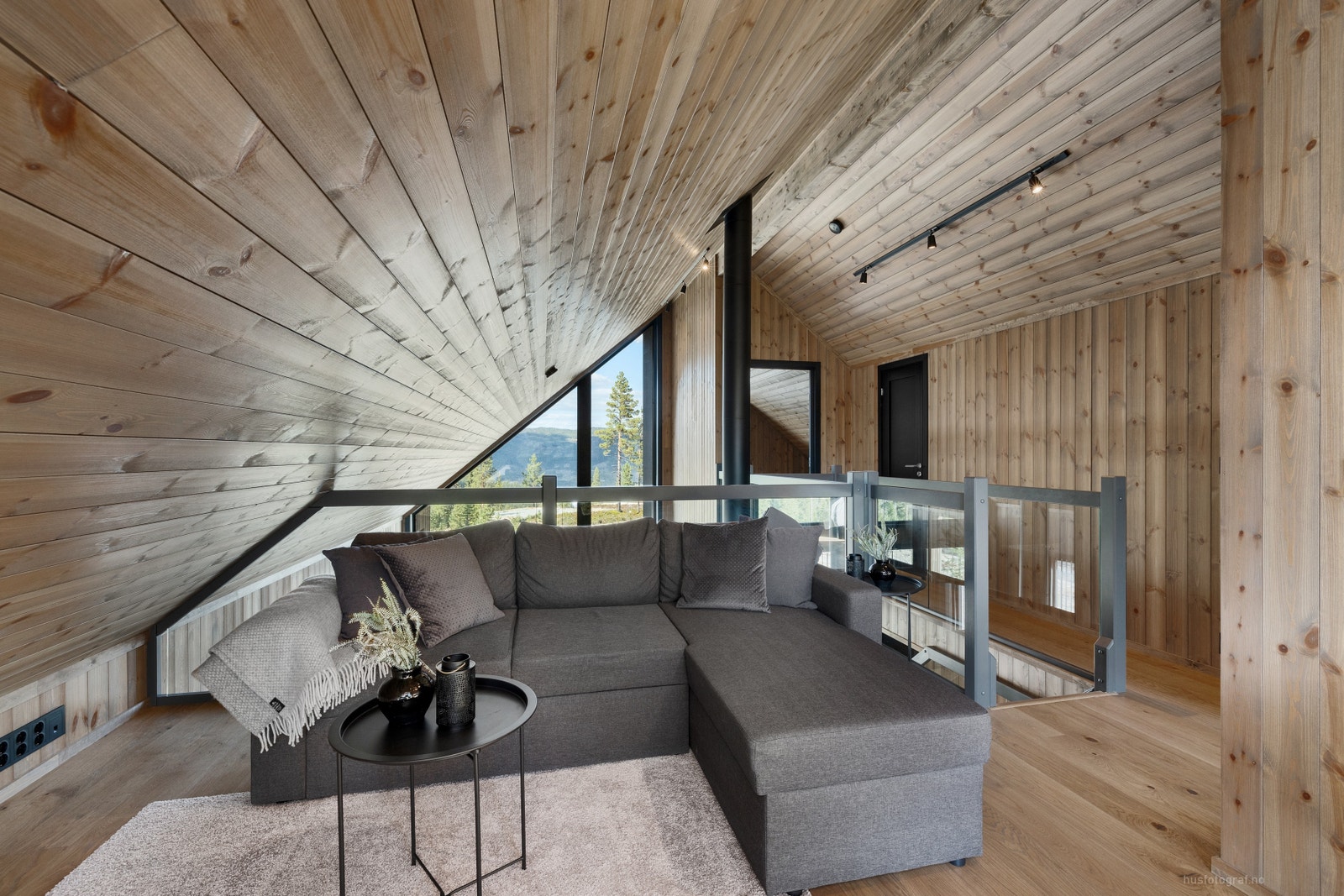 Hytteområdet er regulert med 7 meter mønehøyde, noe som gjør at man får en fantastisk utnyttelse av hyttenes 2. etasje Galleribilde
