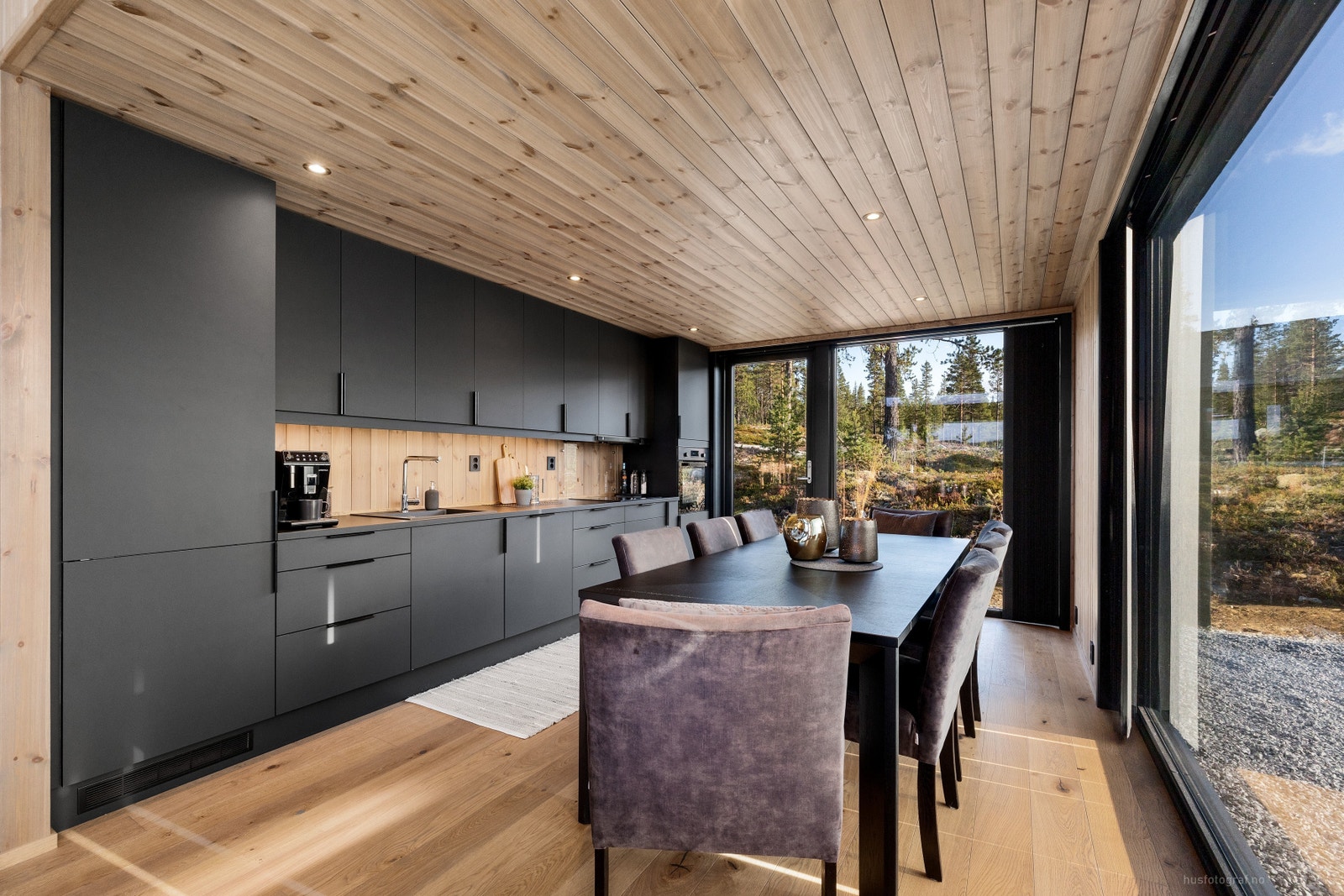 Moderne kjøkken med sorte slette fronter Galleribilde