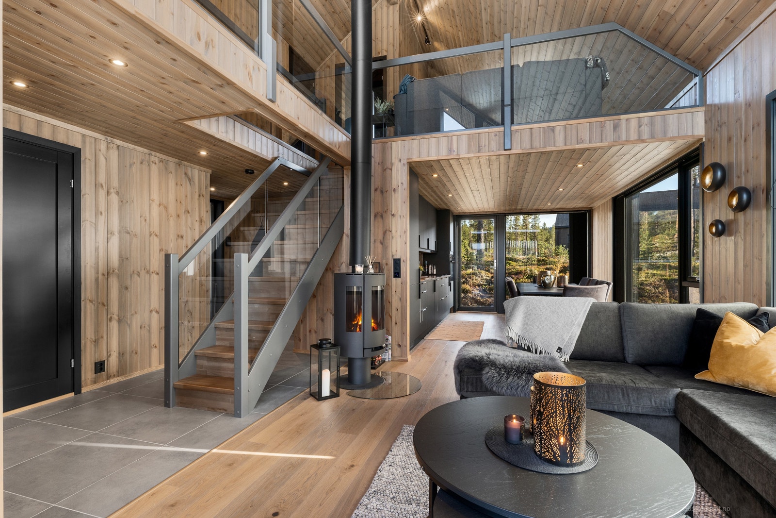 Hyttene har en moderne, dog stemningsfull og hyggelig romfølelse Galleribilde