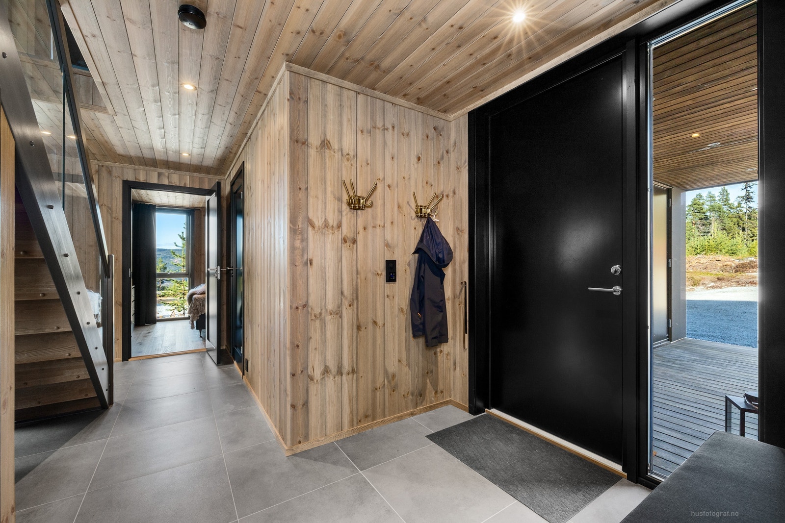 Romslig og innbydende entré med plass til garderobe Galleribilde