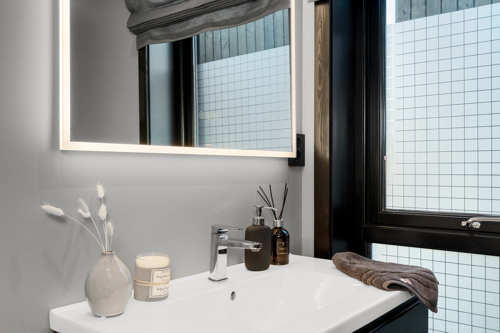 Høy kvalitet på innredning. Blant annet "touch"-speil med integrert belysning i ytterkantene Galleribilde