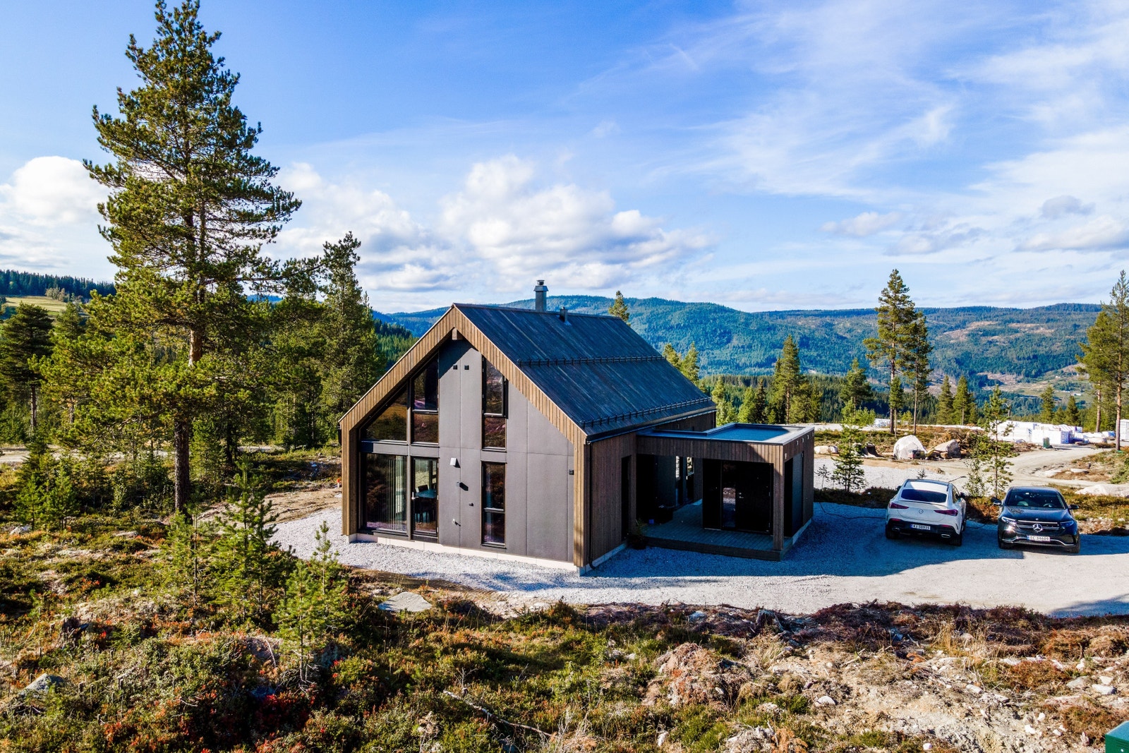 Hyttemodellene er arkitekttegnet og spesialtilpasset tomtene. Solide og med høy kvalitet! Galleribilde