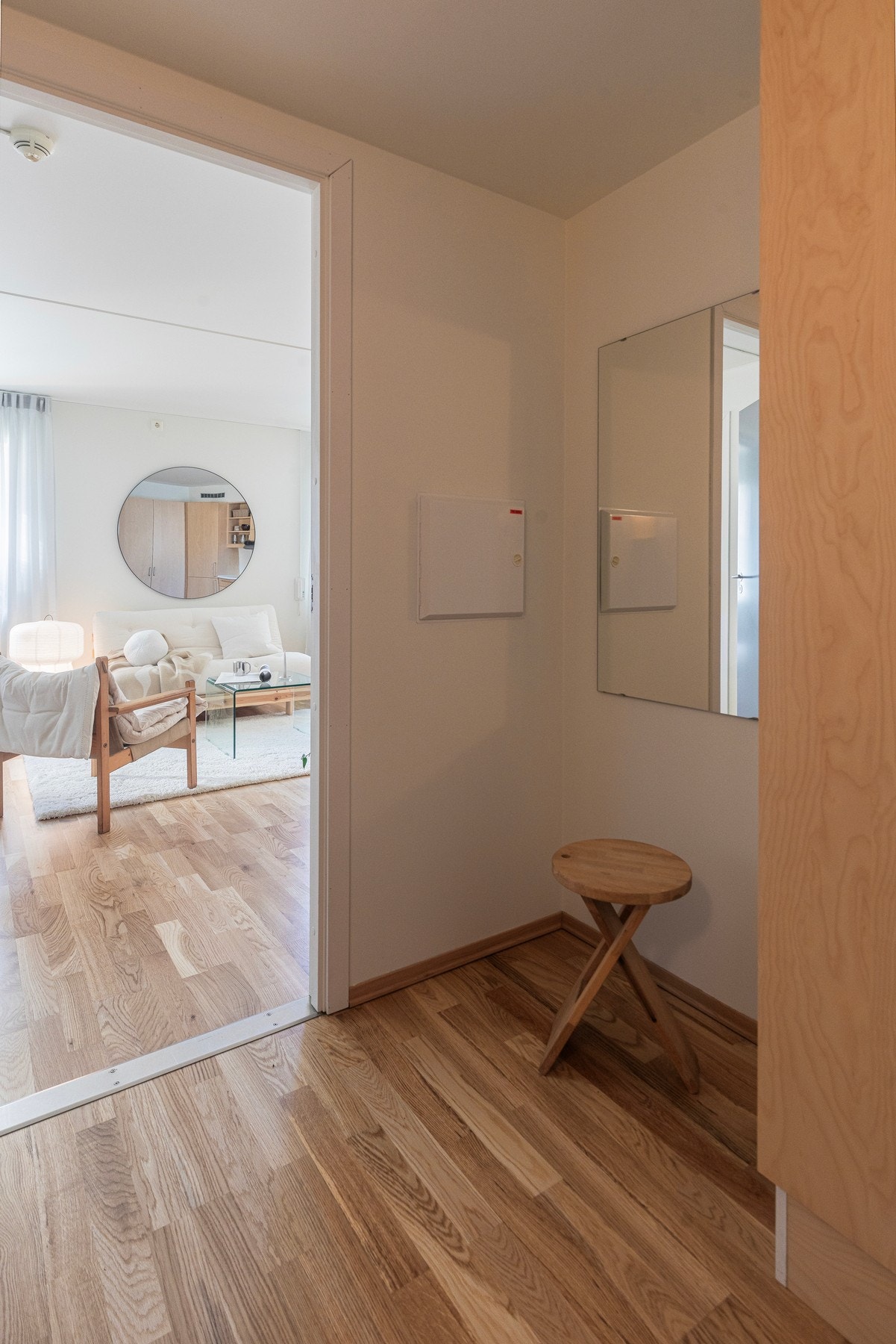 Velkommen inn. Entreen har godt med plass for garderobeskap. Galleribilde