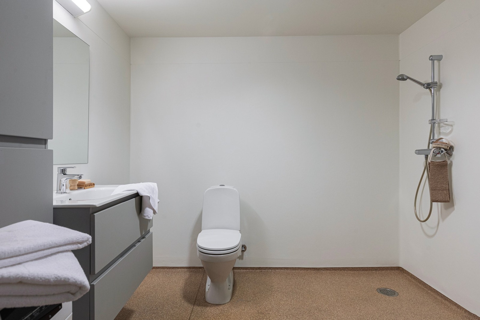 Badet ble oppgradert med ny servant og skap i 2024. Galleribilde