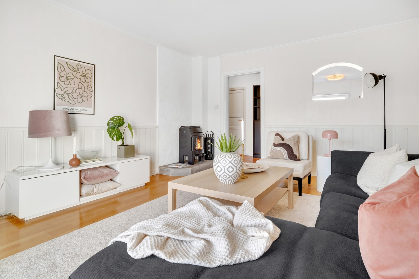Stuen har god plass til både sofagruppe, spisebord og TV-krok. Galleribilde