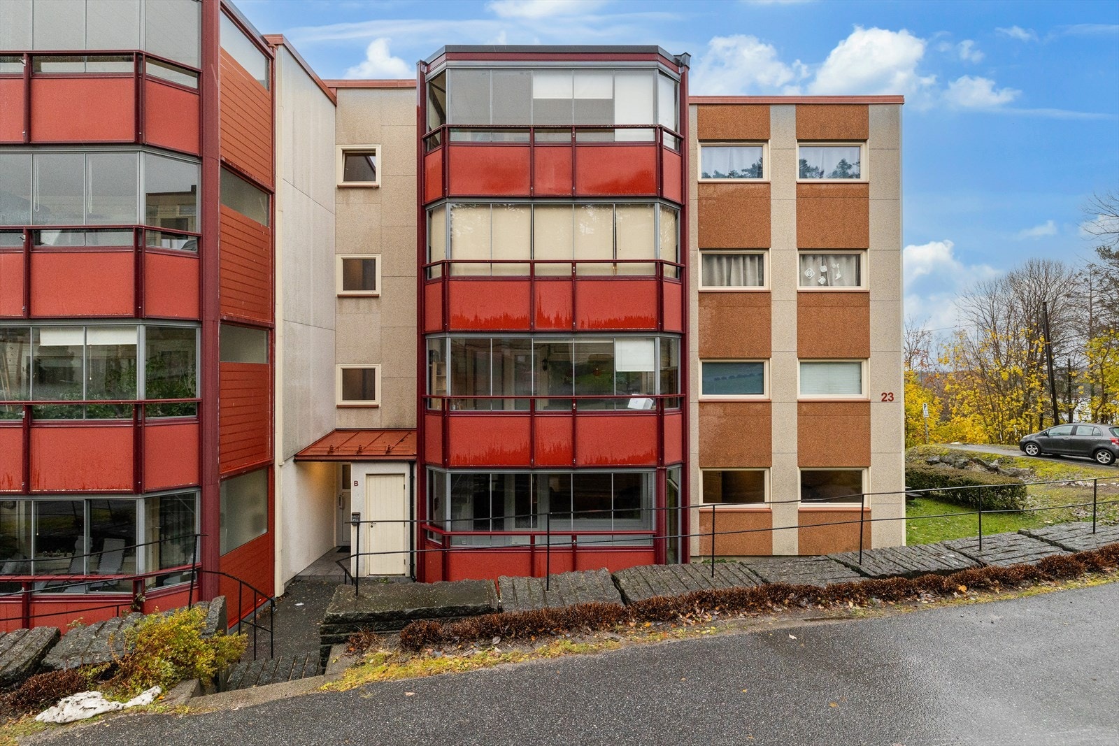 Leiligheten ligger i 1.etg på enden til høyre på bildet. Galleribilde