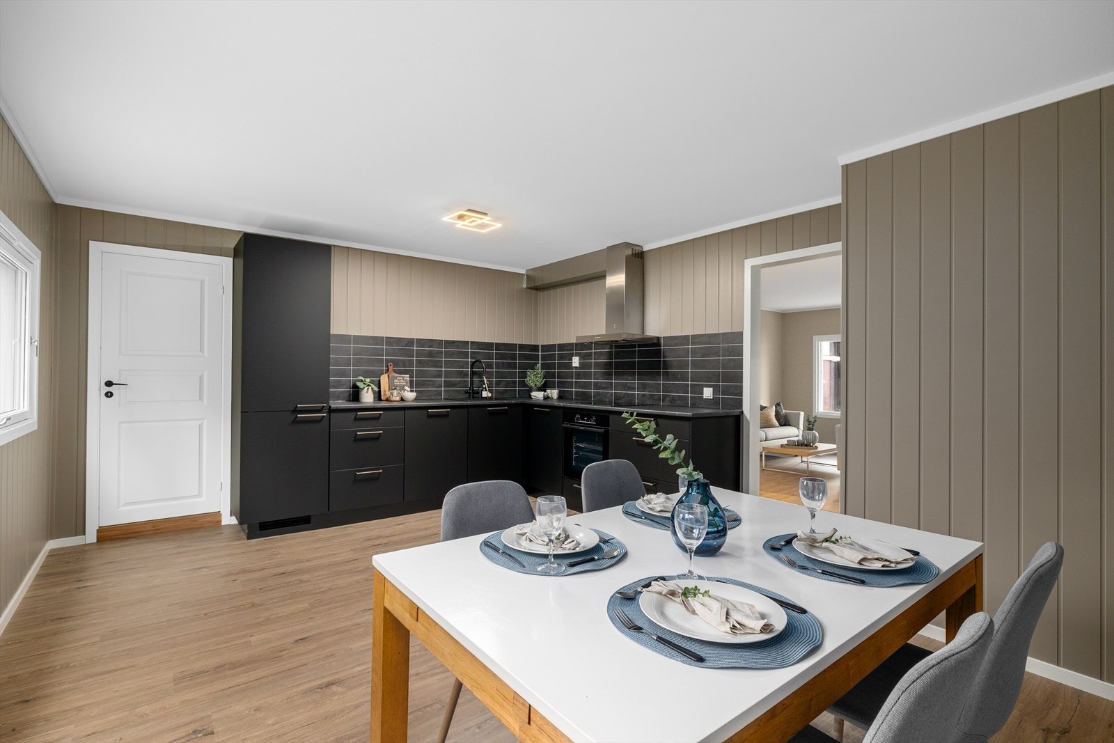 Flott nytt Kvik kjøkken med integrerte hvitevarer. Galleribilde