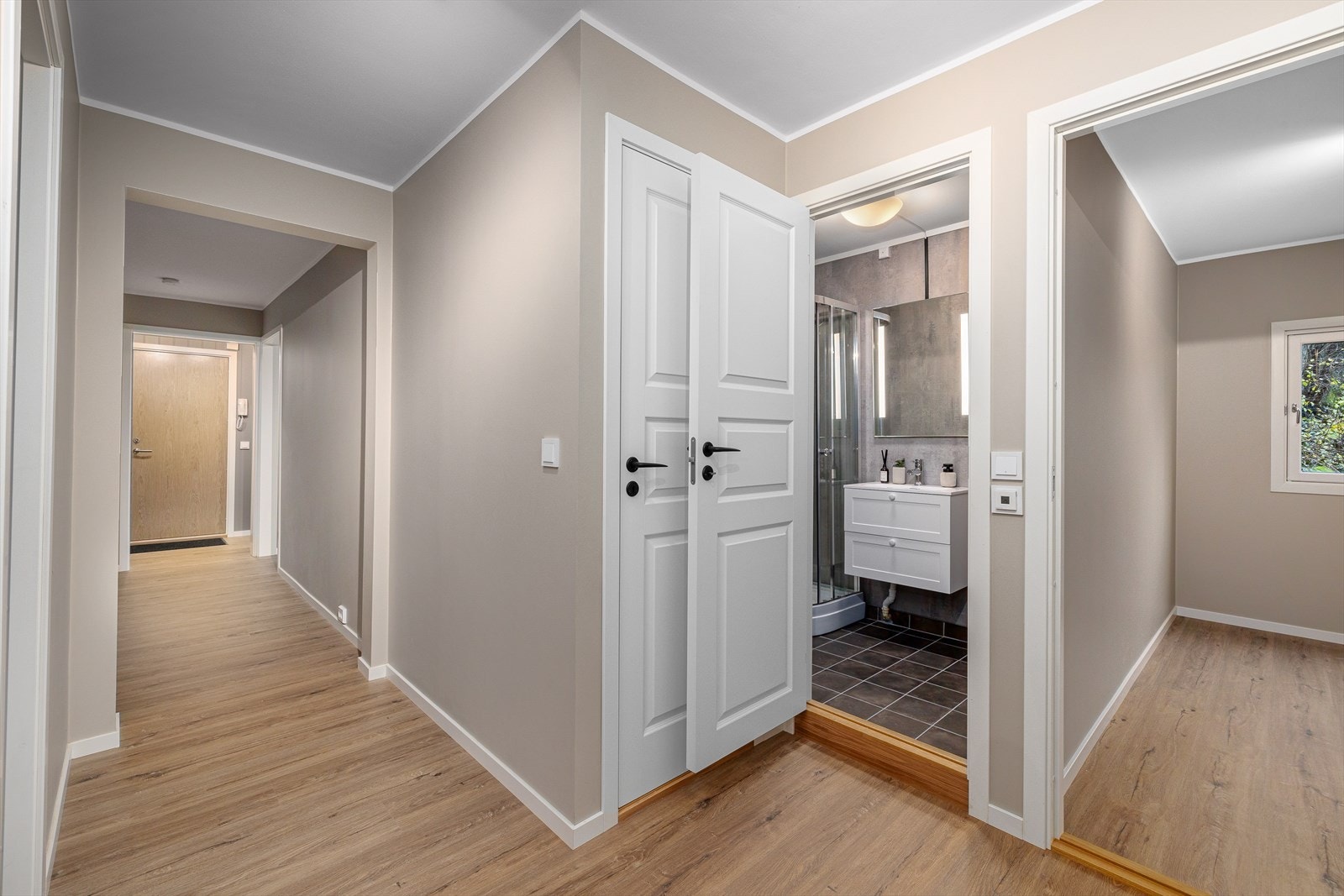 Det lune fargevalget skaper en varm og innbydende atmosfære. Galleribilde