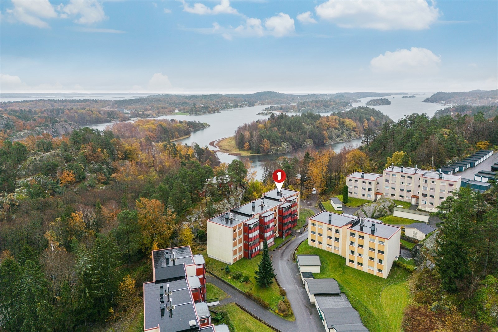 Tomten er opparbeidet med asfalterte adkomstveier og parkeringsplasser. Galleribilde