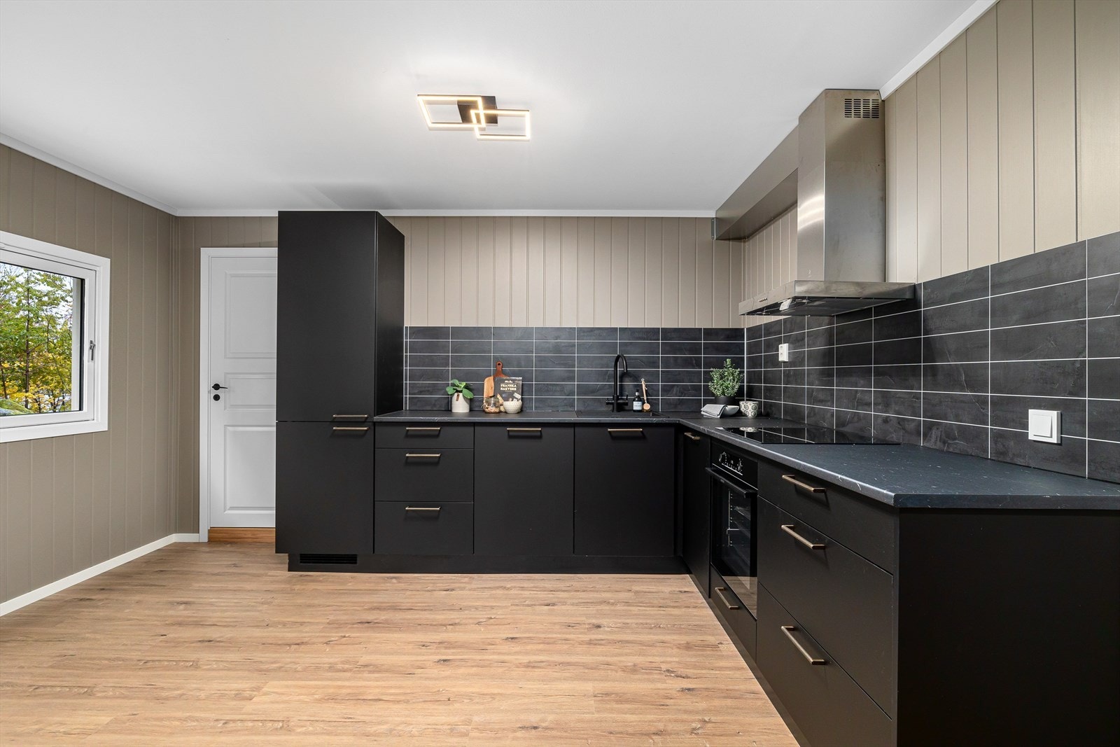 Dette er en lekker leilighet hvor man har vært svært opptatt av elementer som funksjonelle rom og bruk av nydelige materialer og lyse farger. Galleribilde