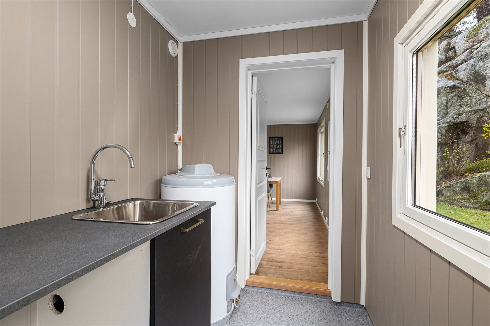 Praktisk vaskerom med adkomst fra kjøkken. Galleribilde