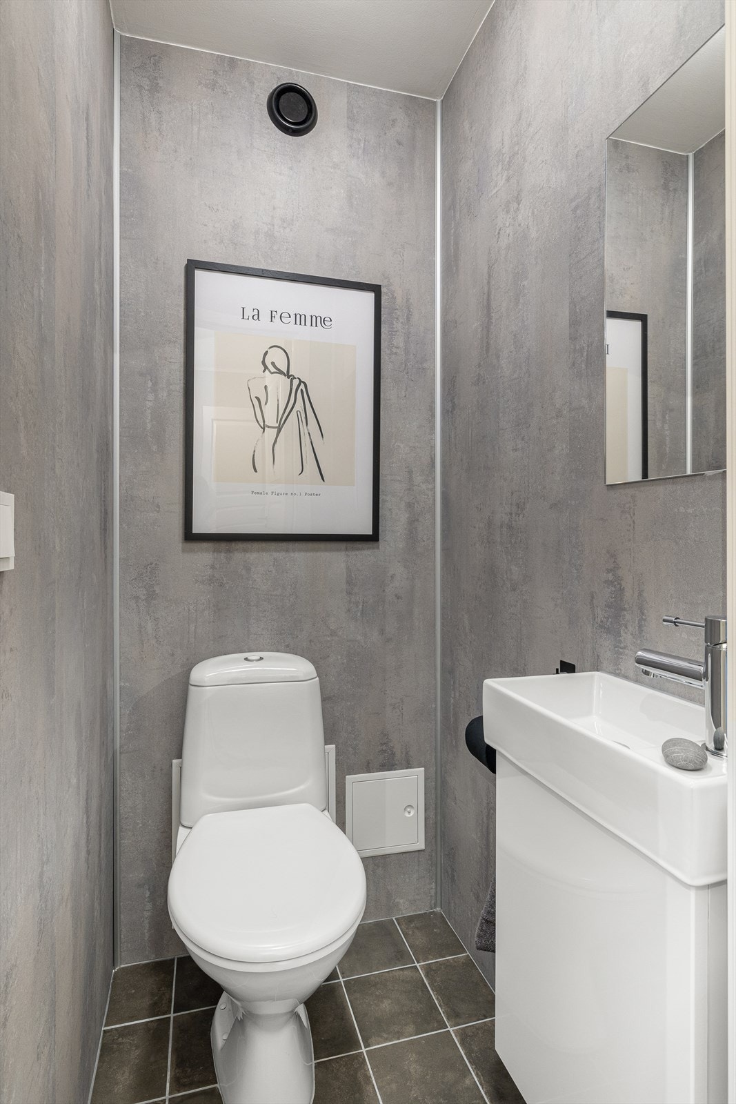 Toalettrom med flis på gulv og våtromsplater på vegger. Galleribilde