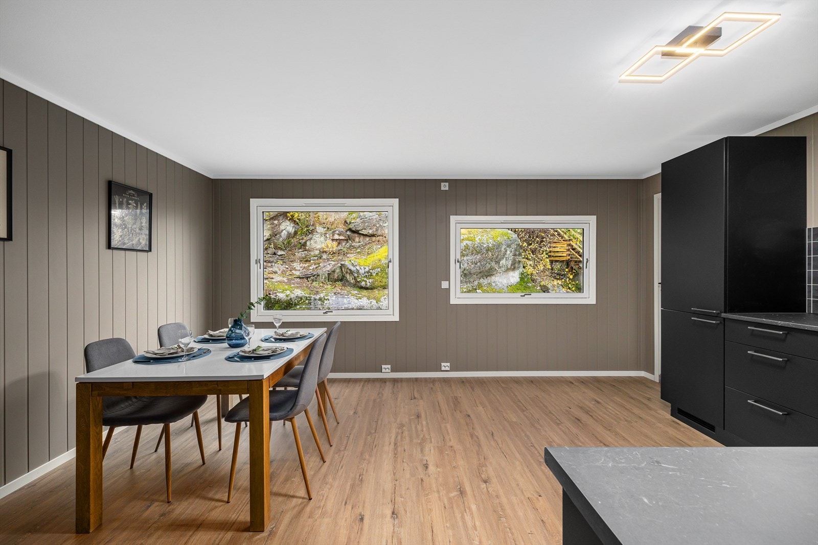 Den mest naturlige plasseringen av hjemmets spisestue er det plass til langbord hvor man kan samle familie og venner til hyggelig samvær. Galleribilde