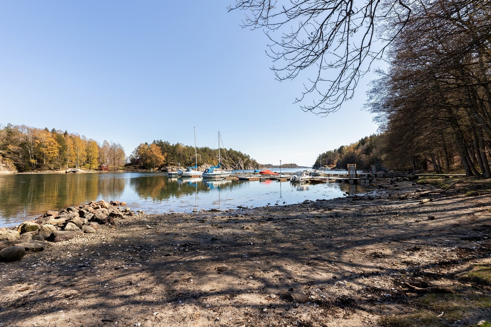 Få minutters gange ned til Djupsund. Herifra kan du gå kyststien videre utover. Galleribilde
