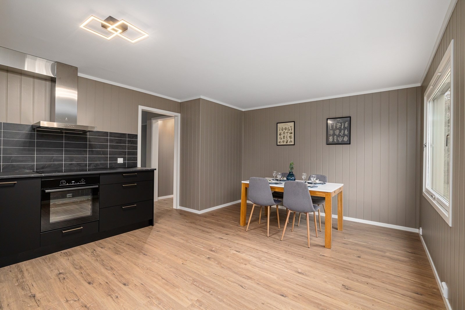 Leiligheten innehar en god standard, med moderne og flotte materialvalg gjennomgående i hele huset. Galleribilde