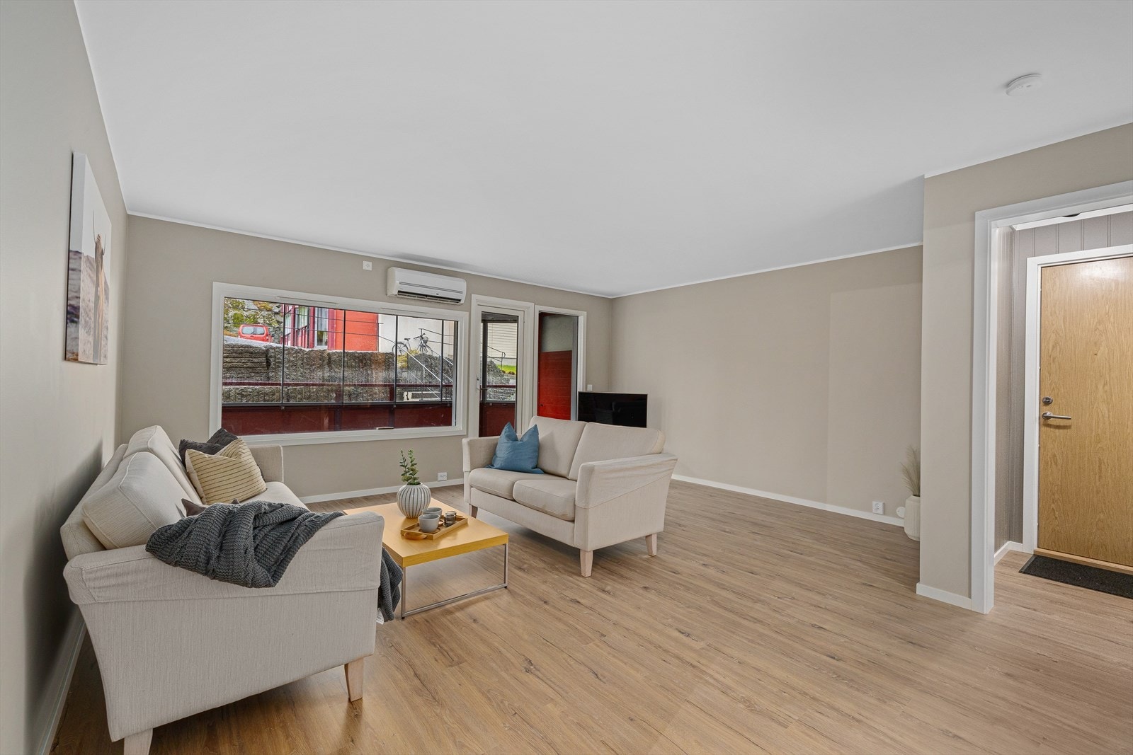 Stuen er delikat og romslig hvor store vindusflater, masse lys og herlig romfølelse dominerer inntrykkene. Galleribilde