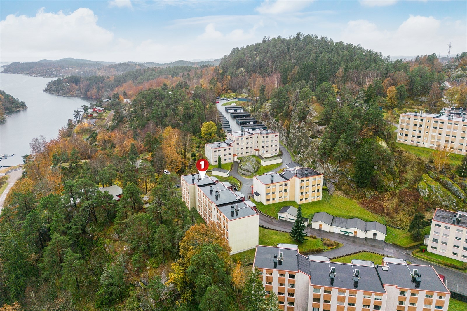 Flott beliggenhet i et trivelig og barnevennlig boligområde ca. 2,5 km fra Sandefjord sentrum. Galleribilde