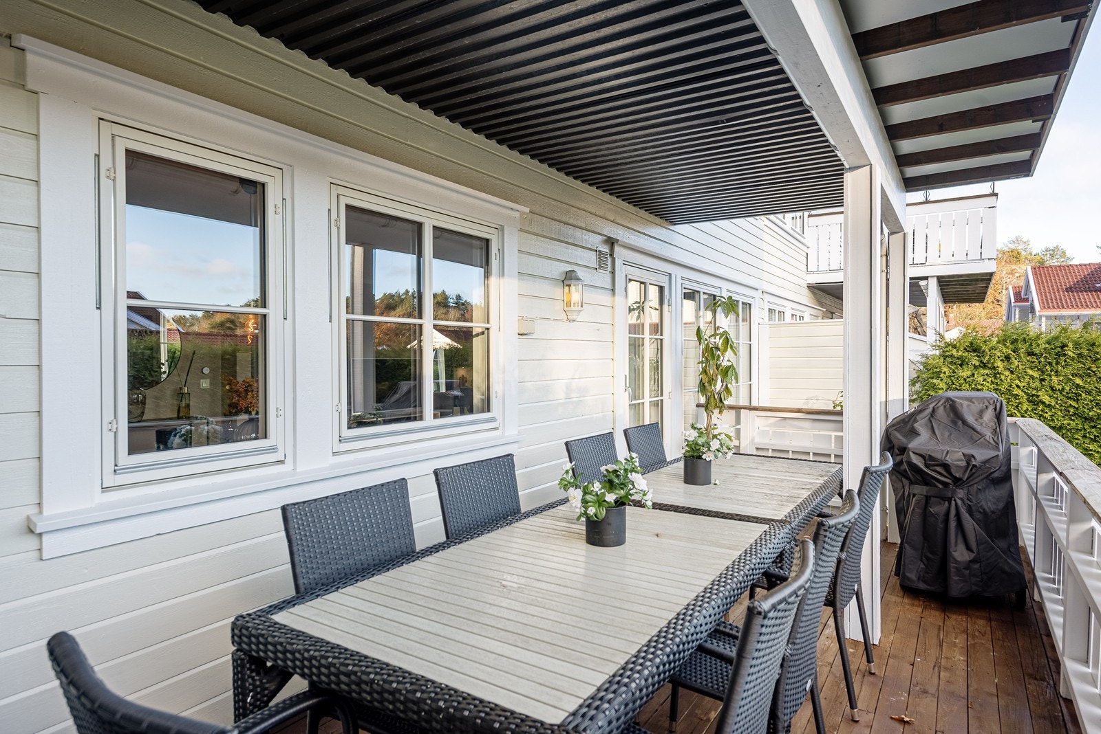 . Praktisk planløsning med alt på en flate, i tillegg til en romslig terrasse som er overbygd med plass til flere sittegrupper. Koselig privat hage for store og små. Galleribilde