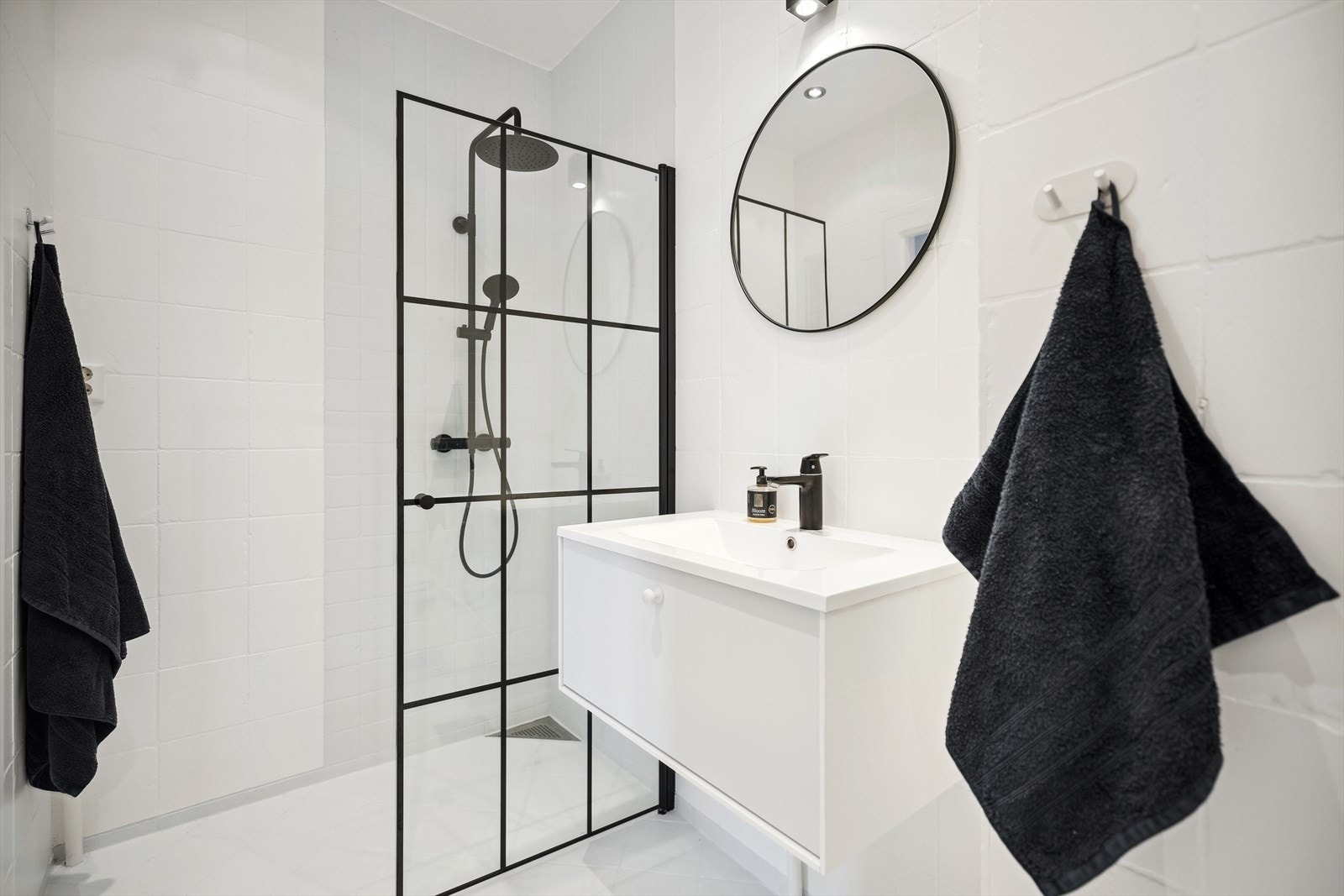 Baderomsinnredningen består av vegghengt toalett med innebygget sisterne, servant på innredning med skuff, dusj på gulv med dør i herdet glass og opplegg for vaskemaskin. Et godt sted å starte dagen! Galleribilde