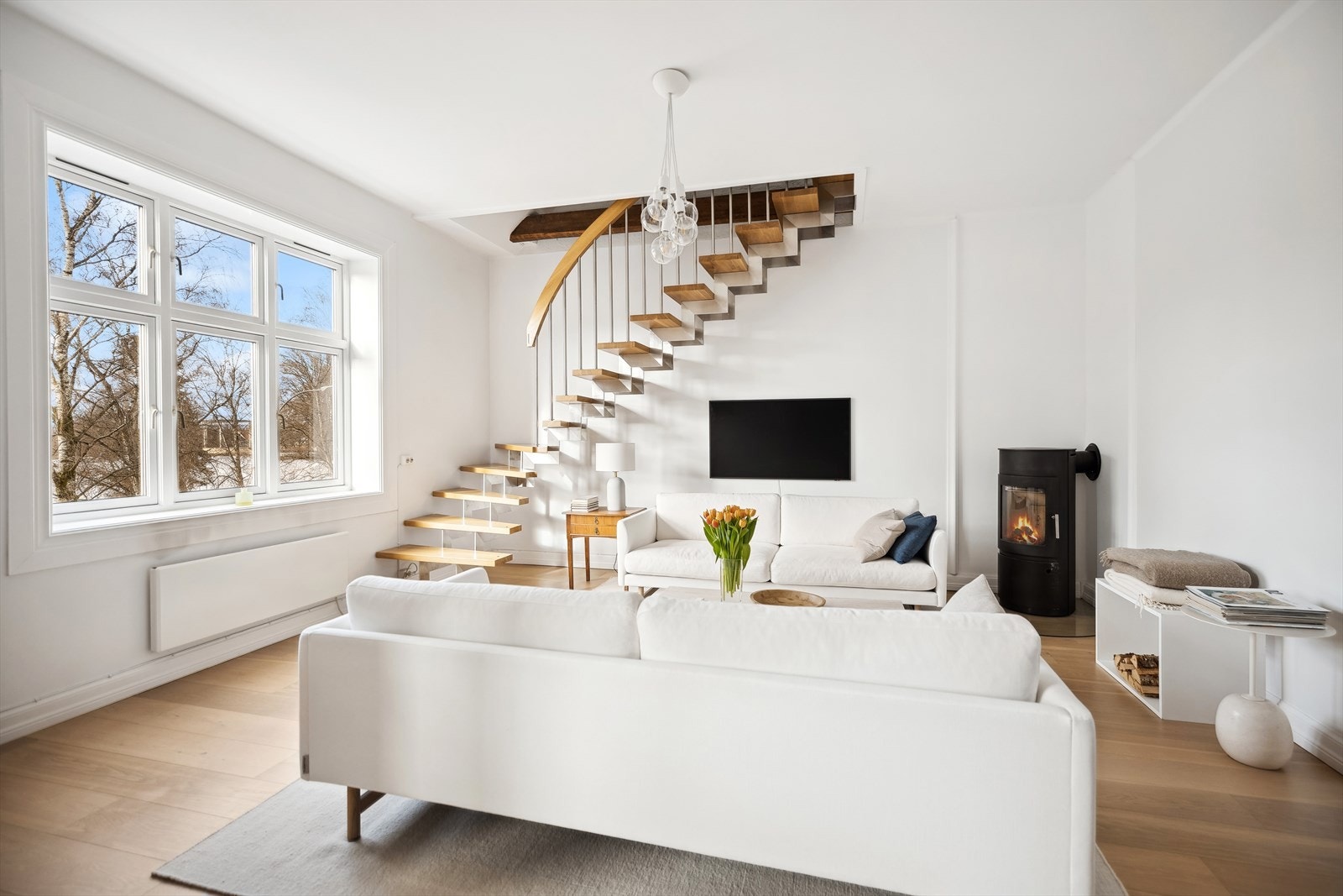 3. etasje har stue med god plass til å innrede med sofagruppe og stuemøbler. Store vindusflater som gir godt med lys. Galleribilde