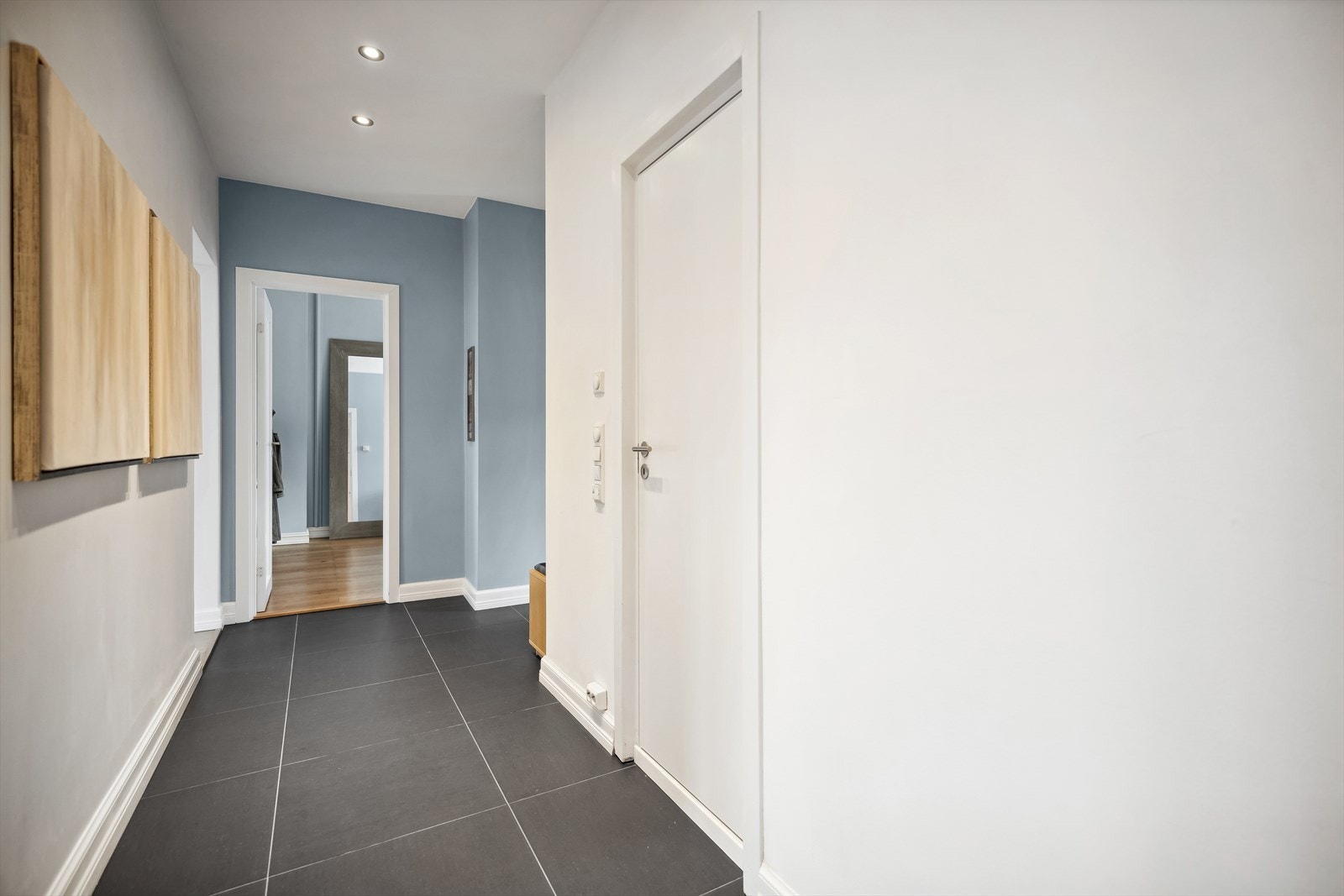 Trivelig og luftig entrè som ønsker deg velkommen inn, god plass til å henge fra seg ytterklær. Galleribilde
