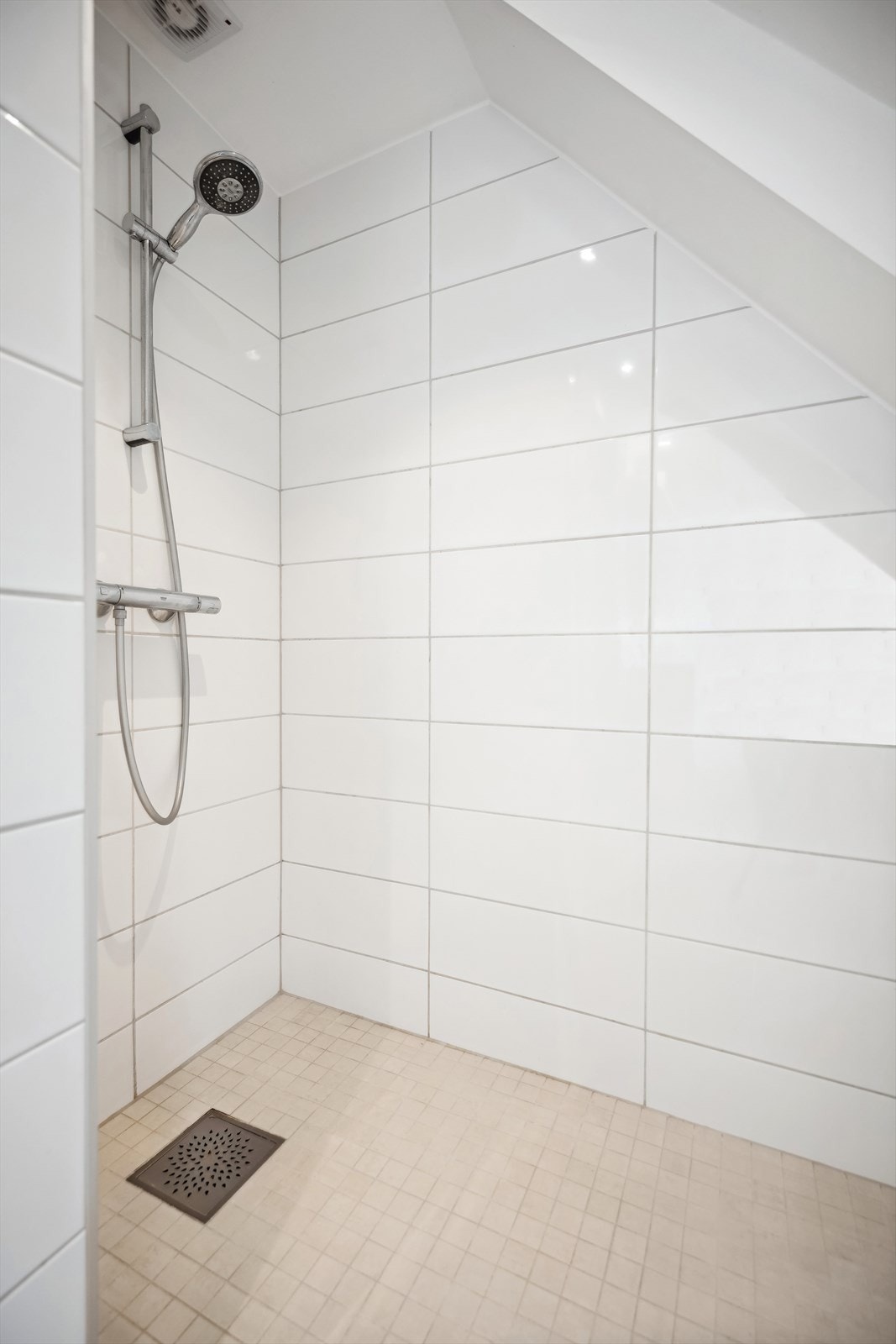 Badet er innredet med dusjnisje. Overskap med speilfronter. Veggfestet klosett med innebygget sisterne. Servant. Opplegg for vaskemaskin. Galleribilde
