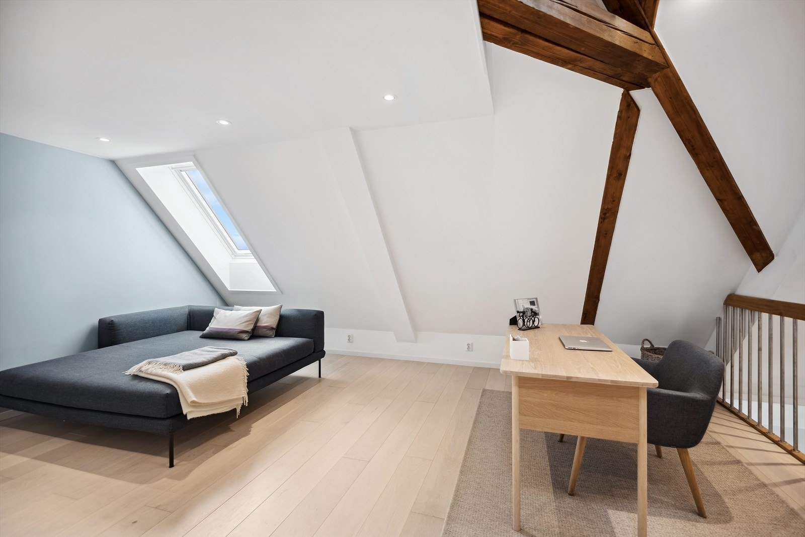 I 4. etasje er det innredet med en praktisk hems med stort potensiale. Kule detaljer som murvegger og trebjelker. I himling er det velux takvinduer som gir innslipp av lys. Galleribilde