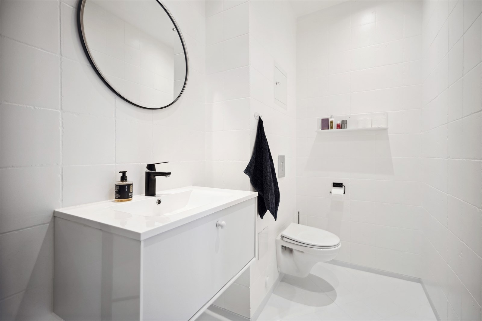 Boligen har to bad, badet i 3. etasje med stilren innredning og varmekabler i gulvet (ifølge tidligere prospekt pusset opp i 2006). Flislagte overflater på vegger og gulv som er nymalt i 2023. Galleribilde
