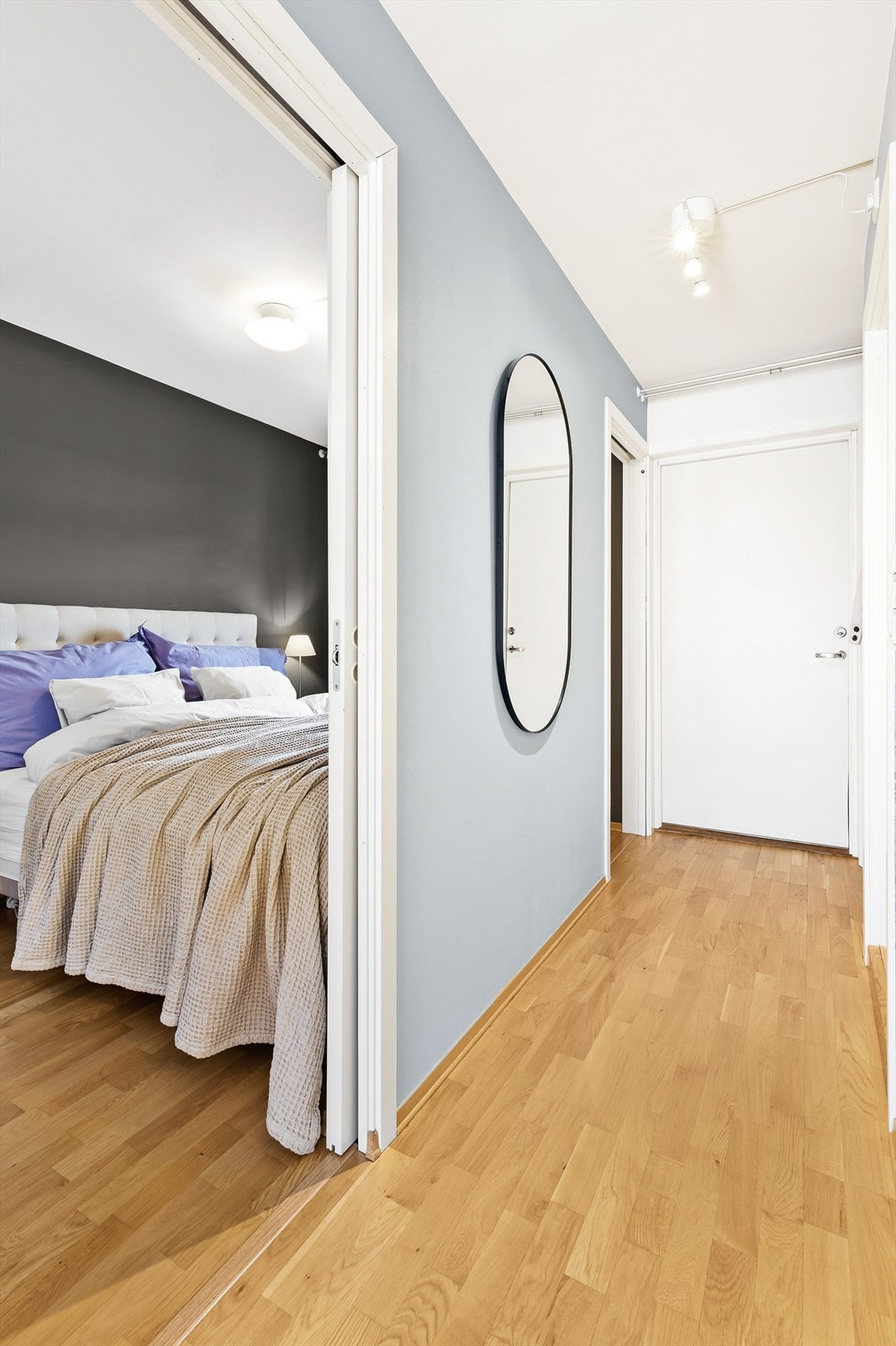 Fra gangen er det dobbel inngang til soverommet. Galleribilde