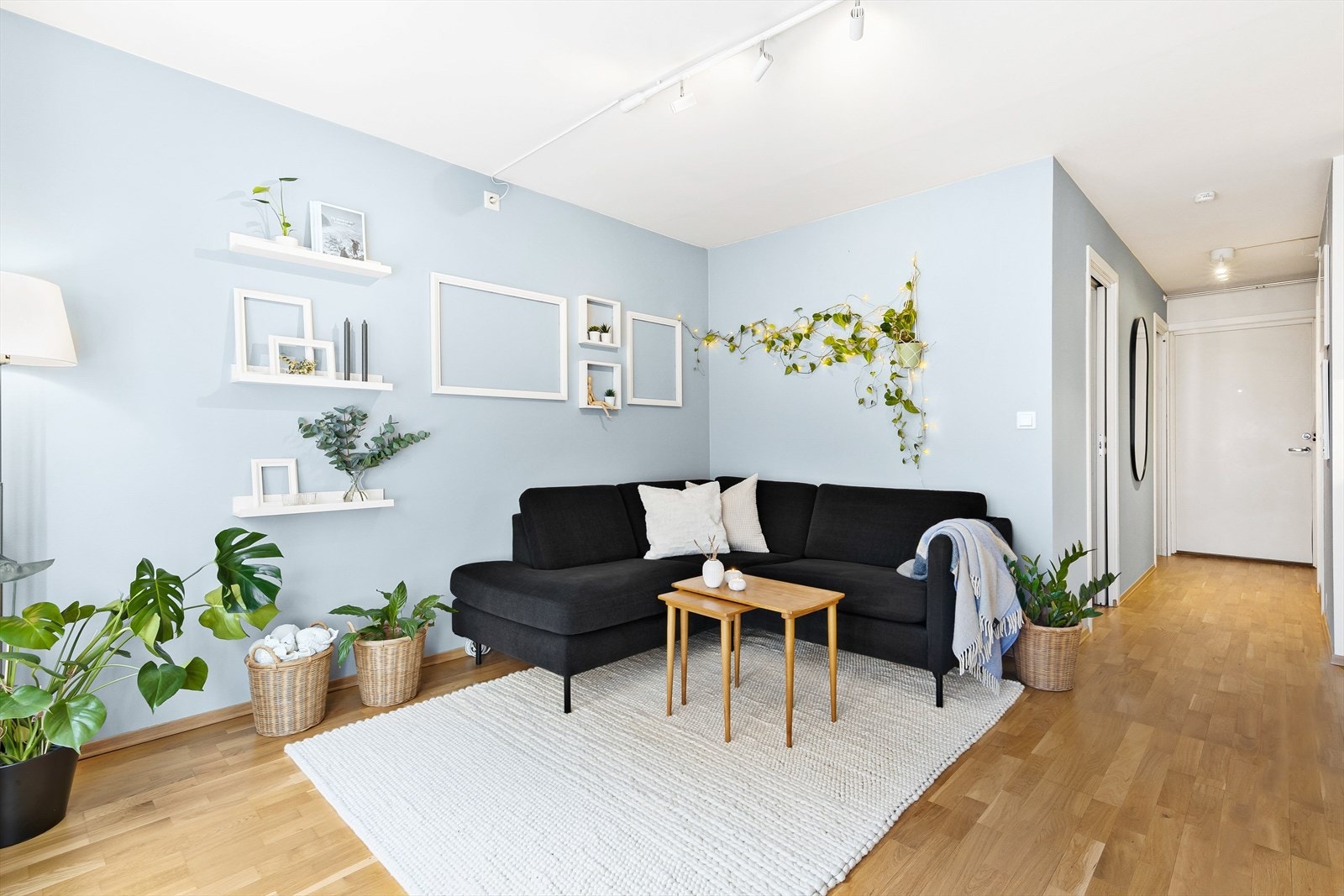 Stuen er lys og moderne med god plass til å innrede med flere sittegrupper. Galleribilde