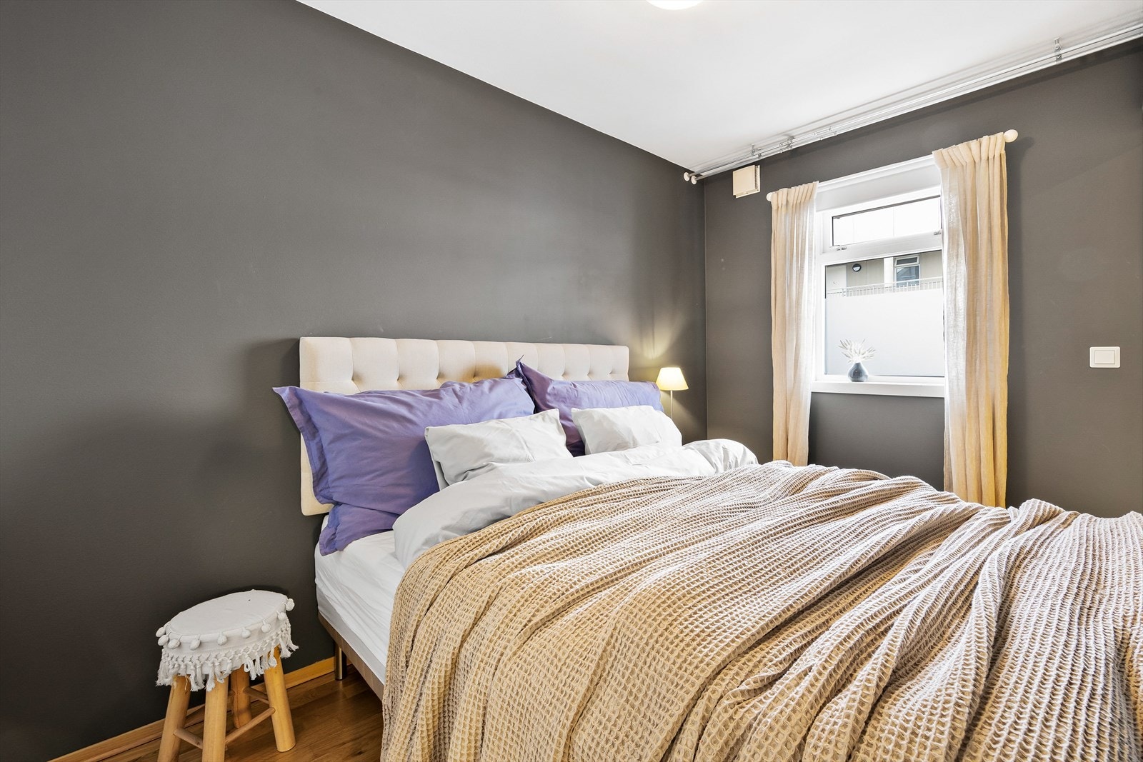 Soverommet vender inn mot rolig bakgård. Galleribilde