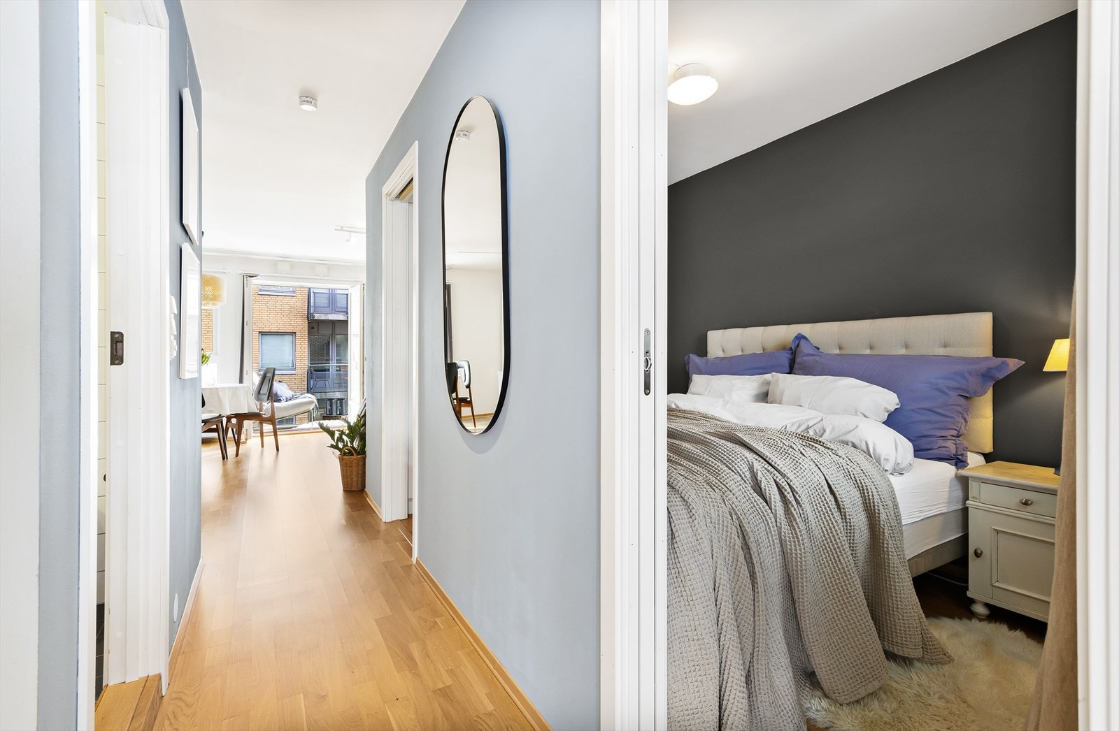 På den måten kan man praktisk komme inn på hver side av sengen. Galleribilde