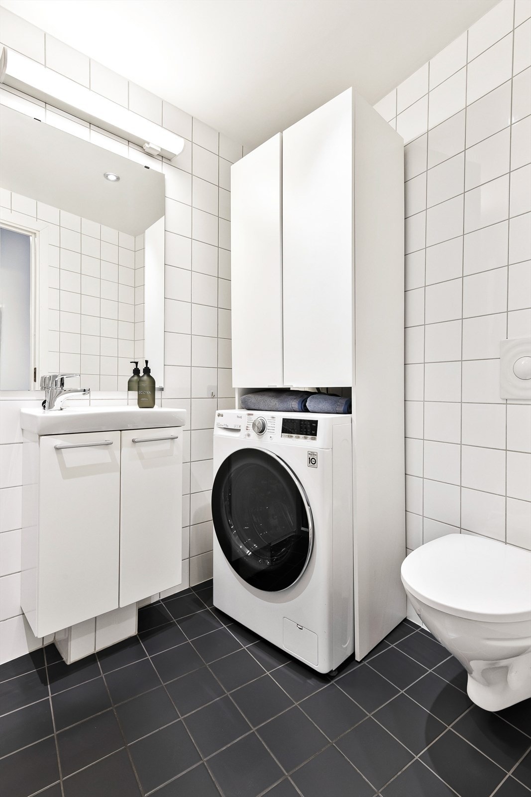 I gulvet er det varmekabler. Vaskemaskinen følger med handelen. Galleribilde