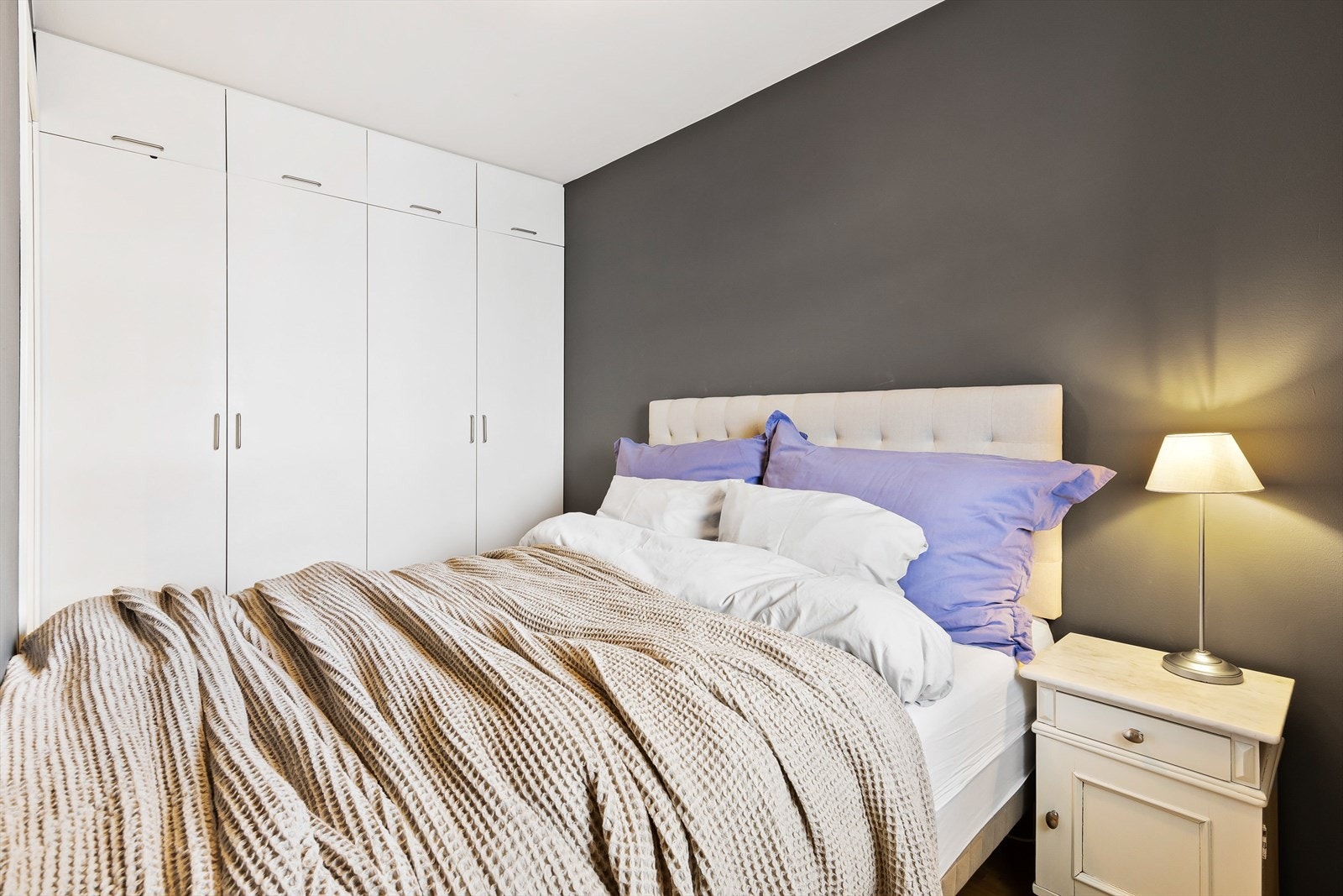 På soverommet er det stor garderobe med mye lagringsplass. Galleribilde