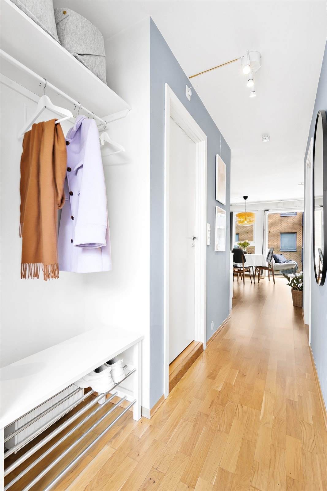 I gangen er det egen nisje til å henge fra seg klær og sko. Galleribilde