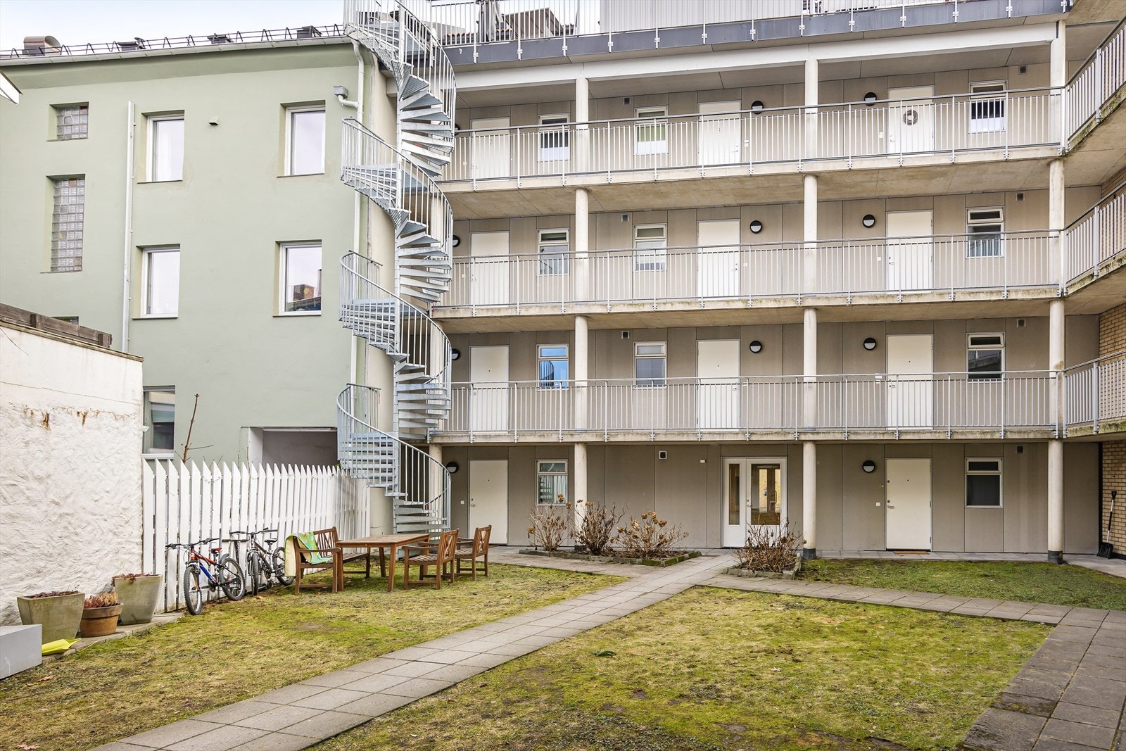 Koselig og rolig bakgård. Galleribilde